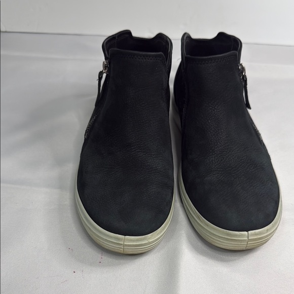 Ecco Black Chukka Boots with Sleek Design - Picture 2 of 7